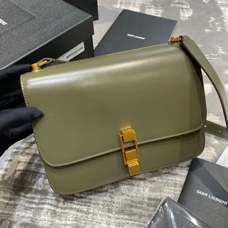 Classic-Carre-Shoulder-Bag-in-Smooth-Elegant-Leather-585060-Green-Classic-Carre-Shoulder-Bag-in-Smooth-Elegant-Leather-585060-Green-1.webp