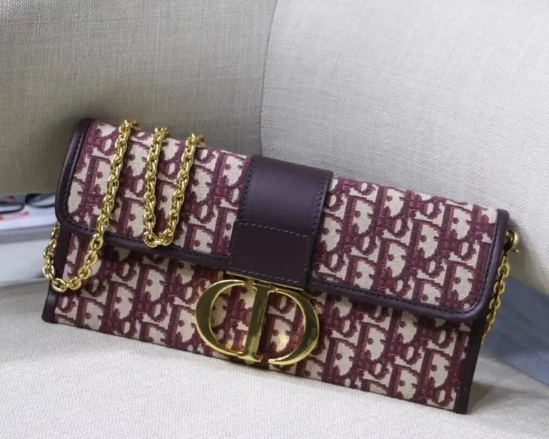 Classic-Oblique-Jacquard-Canvas-30-Montaigne-Clutch-Bag-M9206-Burgundy-Classic-Oblique-Jacquard-Canvas-30-Montaigne-Clutch-Bag-M9206-Burgundy-2.webp