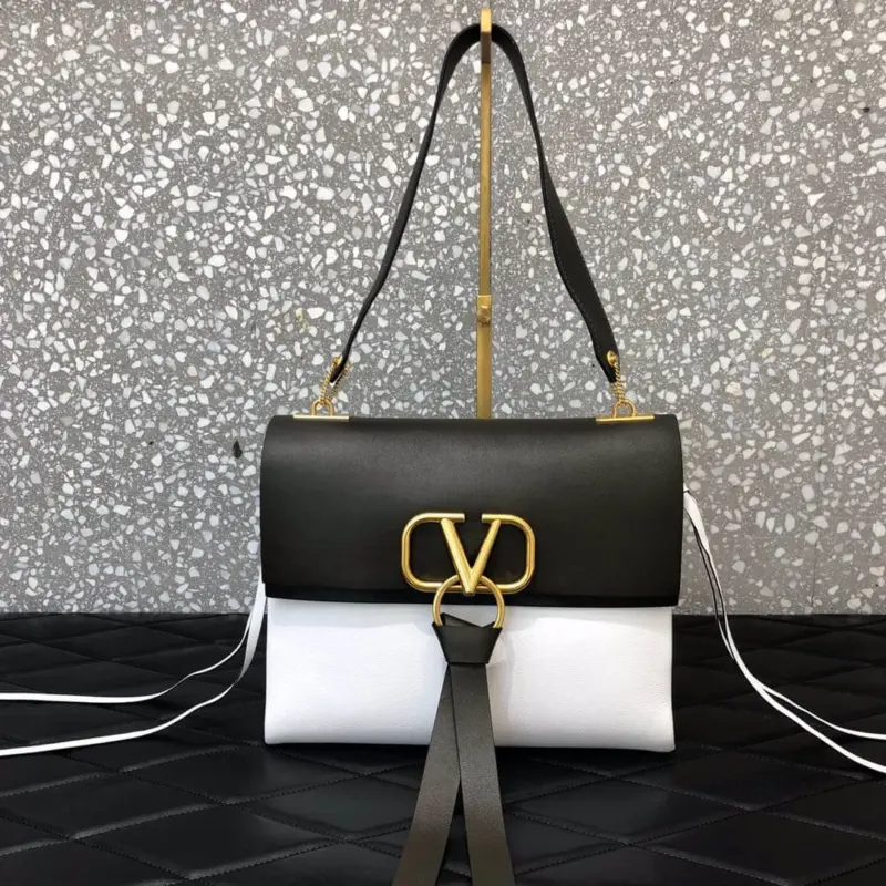 Classic-Vring-Medium-Shoulder-Bag-in-Smooth-Calfskin-0002-Black-Classic-Vring-Medium-Shoulder-Bag-in-Smooth-Calfskin-0002-Black-1.webp