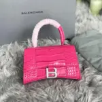 Curved-Top-Handle-Hourglass-XS-Croc-Effect-Leather-Tote-Rosy-Curved-Top-Handle-Hourglass-XS-Croc-Effect-Leather-Tote-Rosy-1.webp