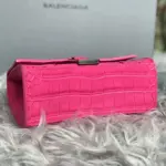 Curved-Top-Handle-Hourglass-XS-Croc-Effect-Leather-Tote-Rosy-Curved-Top-Handle-Hourglass-XS-Croc-Effect-Leather-Tote-Rosy-3.webp