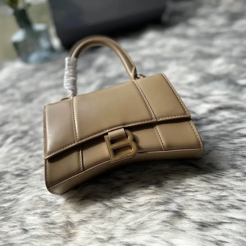 Curvy-Silhouette-Hourglass-XS-Top-Handle-Shiny-Calfskin-Tote-Apricot-Curvy-Silhouette-Hourglass-XS-Top-Handle-Shiny-Calfskin-Tote-Apricot-1.webp