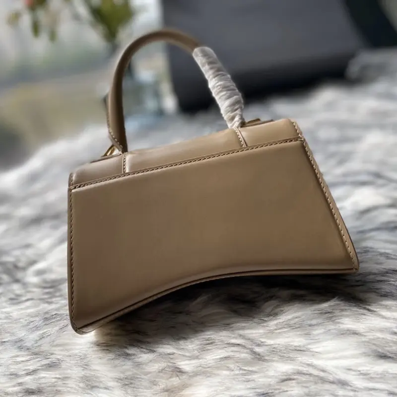 Curvy-Silhouette-Hourglass-XS-Top-Handle-Shiny-Calfskin-Tote-Apricot-Curvy-Silhouette-Hourglass-XS-Top-Handle-Shiny-Calfskin-Tote-Apricot-3.webp
