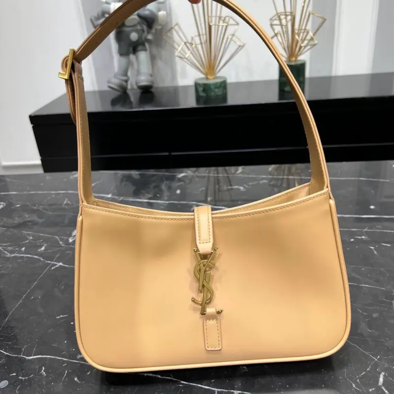 Hobo-Style-Shoulder-Bag-in-Smooth-Leather-657228-Apricot-Hobo-Style-Shoulder-Bag-in-Smooth-Leather-657228-Apricot-2.webp