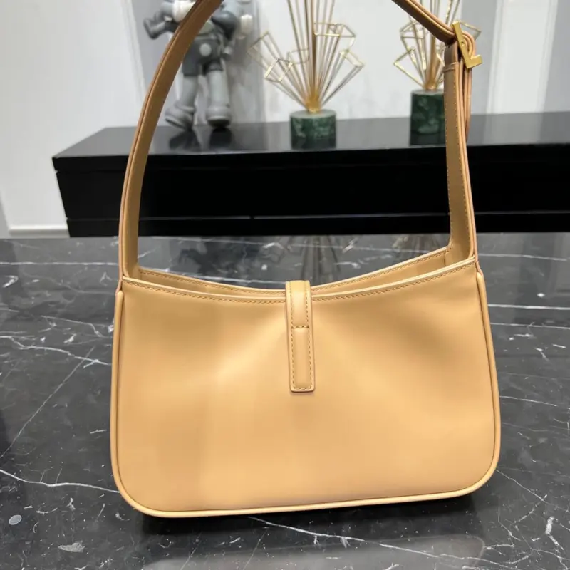 Hobo-Style-Shoulder-Bag-in-Smooth-Leather-657228-Apricot-Hobo-Style-Shoulder-Bag-in-Smooth-Leather-657228-Apricot-3.webp