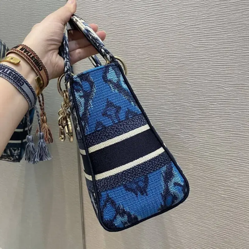 Medium-Lady-D-Lite-Bag-with-Blue-Palms-Embroidery-M0565-6.webp