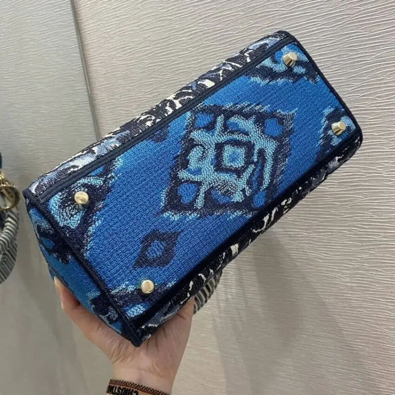 Medium-Lady-D-Lite-Bag-with-Blue-Palms-Embroidery-M0565-8.webp