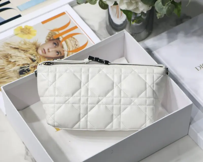 Medium-Nomad-Pouch-with-Quilted-Macrocannage-Calfskin-Leather-S5554-White-Medium-Nomad-Pouch-with-Quilted-Macrocannage-Calfskin-Leather-S5554-White-2.webp