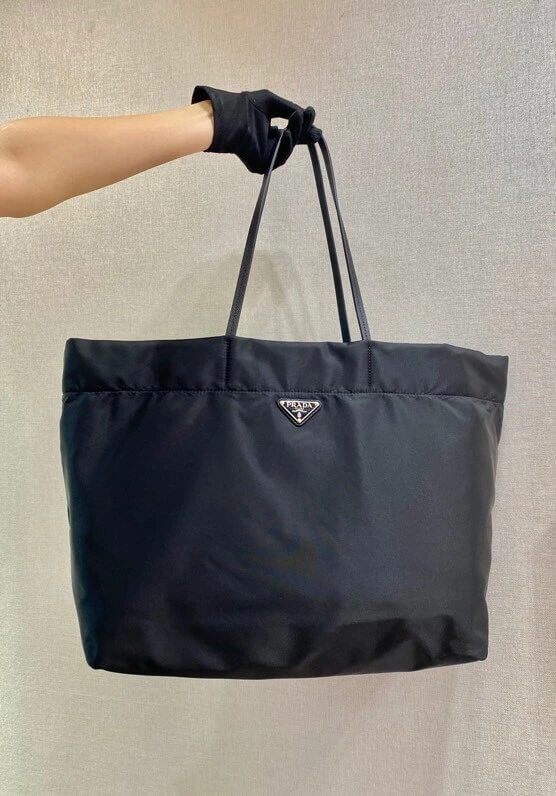 Mixed-Material-Tote-in-Re-Nylon-and-Saffiano-Leather-1BG107-Black-Mixed-Material-Tote-in-Re-Nylon-and-Saffiano-Leather-1BG107-Black-3.webp