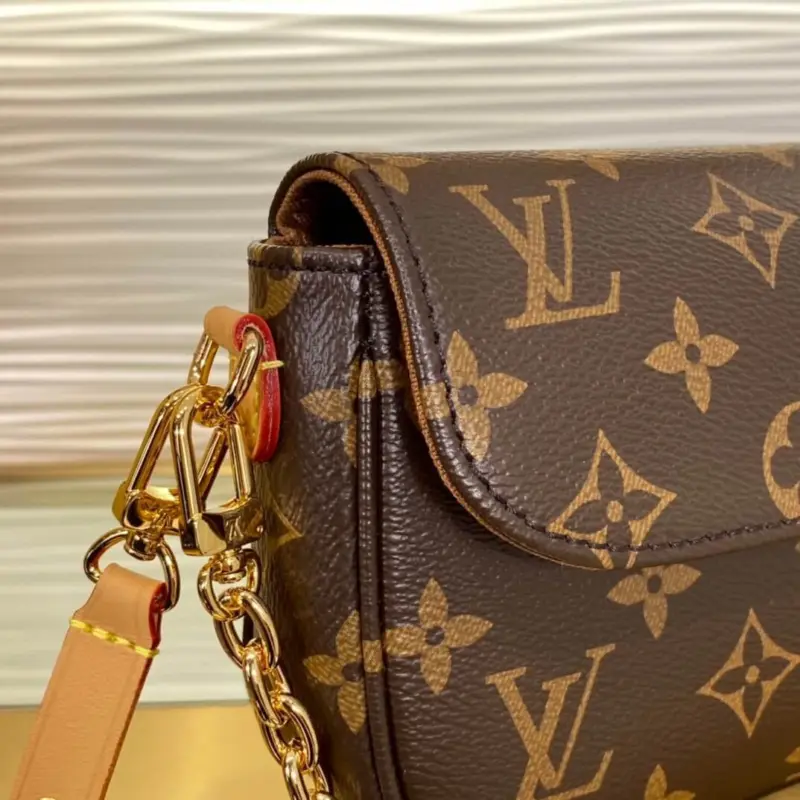Monogram-Print-Ivy-Wallet-On-Chain-Crossbody-Bag-M81911-5.webp