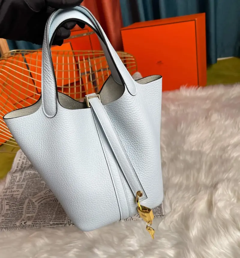 Pale-Blue-Picotin-Lock-Bucket-Bag-in-Taurillon-Clemence-22-Pale-Blue-Picotin-Lock-Bucket-Bag-in-Taurillon-Clemence-22-1.webp