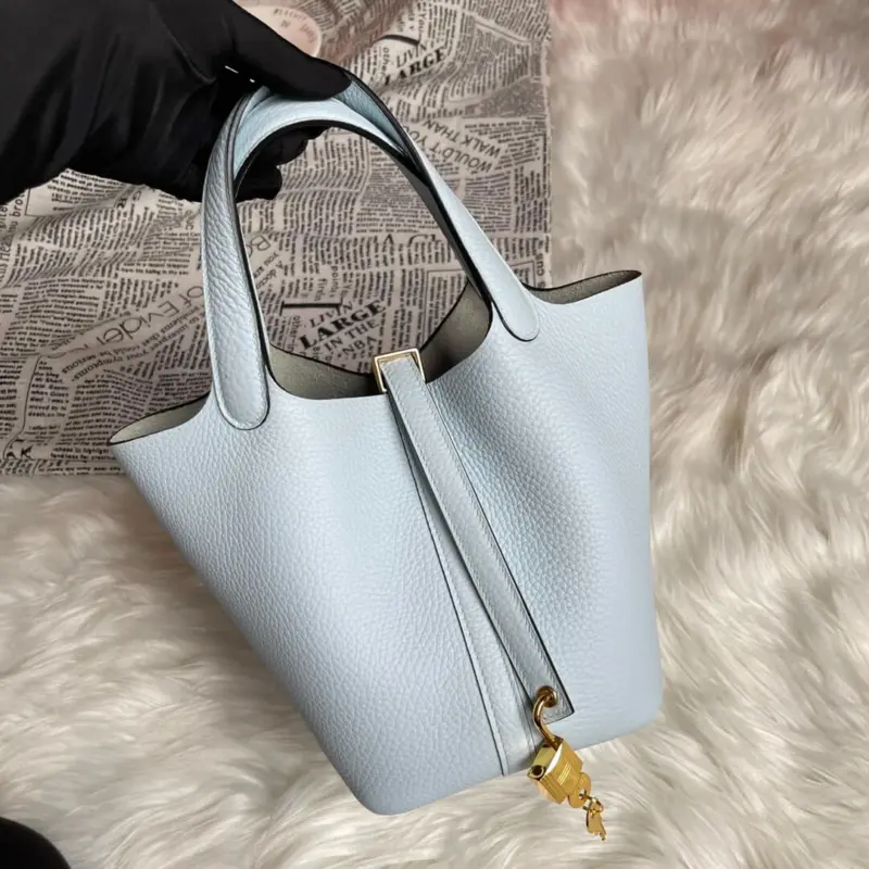 Pale-Blue-Picotin-Lock-Bucket-Bag-in-Taurillon-Clemence-22-Pale-Blue-Picotin-Lock-Bucket-Bag-in-Taurillon-Clemence-22-2.webp