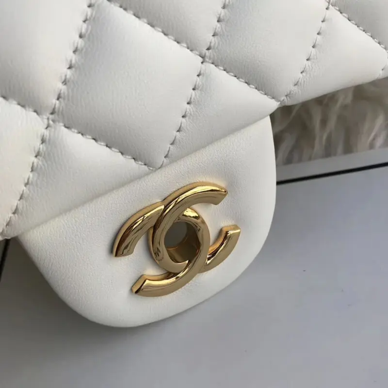 Quilted-Lambskin-20cm-Classic-Flap-Shoulder-Bag-1116-White-Quilted-Lambskin-20cm-Classic-Flap-Shoulder-Bag-1116-White-3.webp