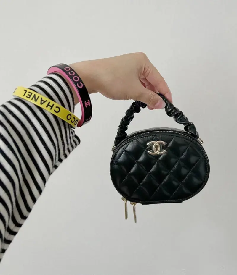 Quilted-Lambskin-Leather-Small-Vanity-Cosmetic-Travel-Case-AP2731-Black-Quilted-Lambskin-Leather-Small-Vanity-Cosmetic-Travel-Case-AP2731-Black-2.webp