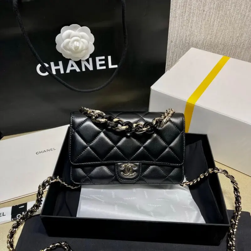 Quilted-Lambskin-Plexiglass-Top-Wallet-On-Chain-Crossbody-AP2377-Black-Quilted-Lambskin-Plexiglass-Top-Wallet-On-Chain-Crossbody-AP2377-Black-4.webp