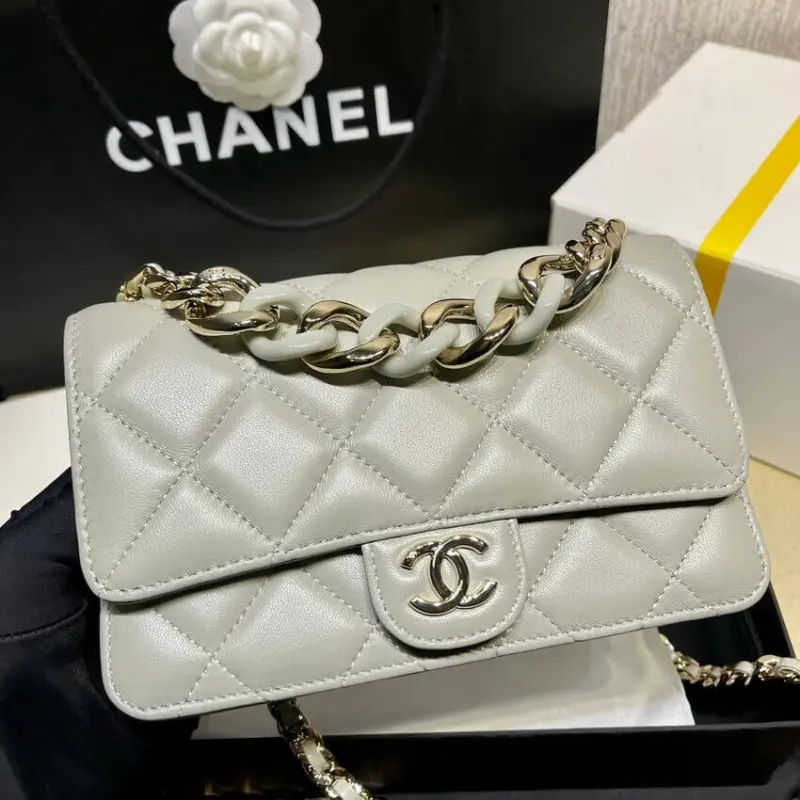 Quilted-Lambskin-Plexiglass-Top-Wallet-On-Chain-Crossbody-AP2377-Grey-Quilted-Lambskin-Plexiglass-Top-Wallet-On-Chain-Crossbody-AP2377-Grey-3.webp