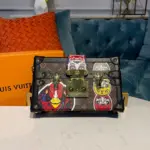 Reverse-Monogram-Kabuki-Print-Petite-Malle-Clutch-Bag-M53544-2.webp