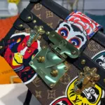 Reverse-Monogram-Kabuki-Print-Petite-Malle-Clutch-Bag-M53544-6.webp