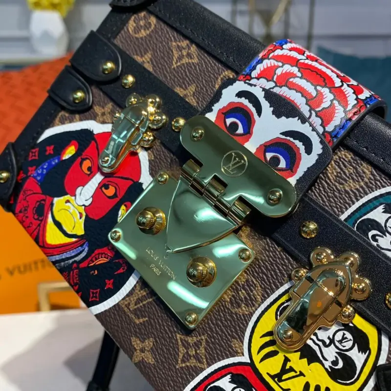 Reverse-Monogram-Kabuki-Print-Petite-Malle-Clutch-Bag-M53544-6.webp