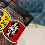 Reverse-Monogram-Kabuki-Print-Petite-Malle-Clutch-Bag-M53544-7.webp