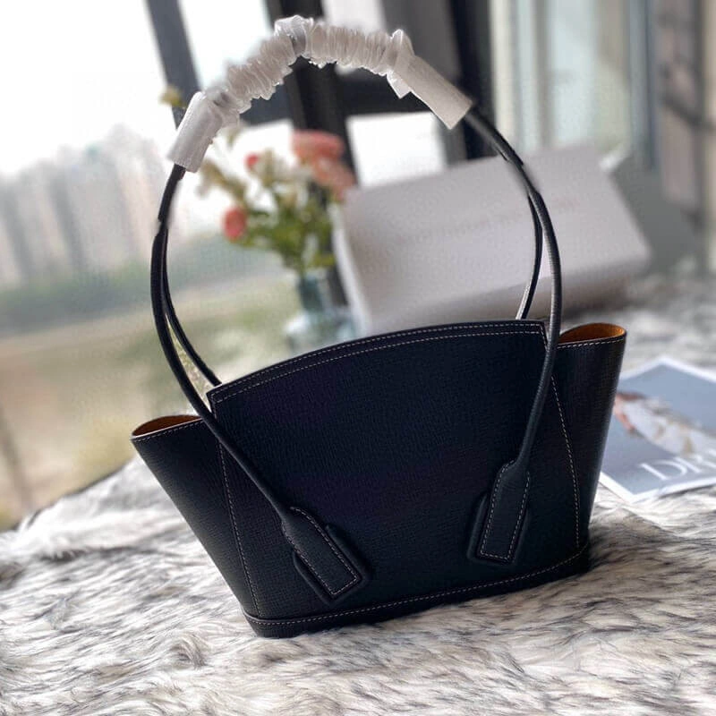 Small-Arco-Top-Handle-Tote-in-Grainy-Woven-Calfskin-580725-Black-Small-Arco-Top-Handle-Tote-in-Grainy-Woven-Calfskin-580725-Black-3.webp
