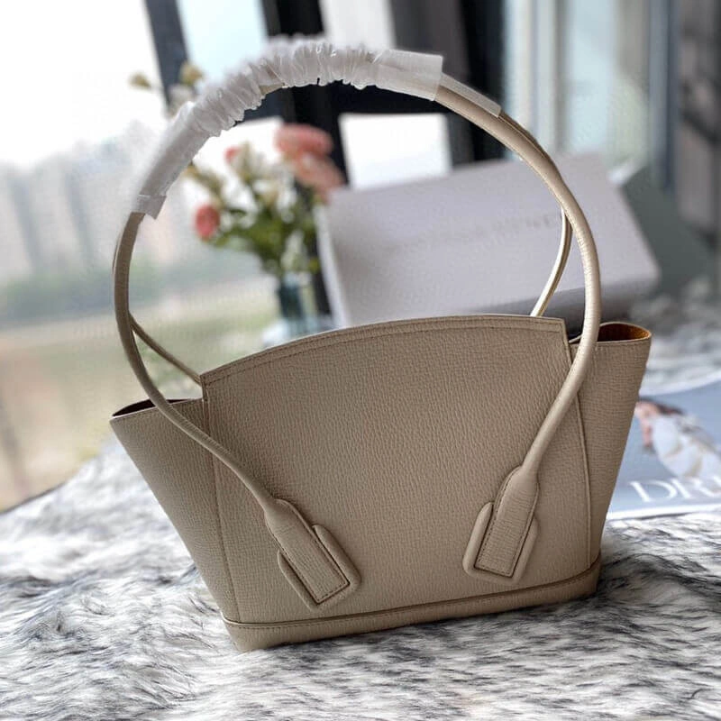 Small-Arco-Top-Handle-Tote-in-Grainy-Woven-Calfskin-580725-White-Small-Arco-Top-Handle-Tote-in-Grainy-Woven-Calfskin-580725-White-3.webp