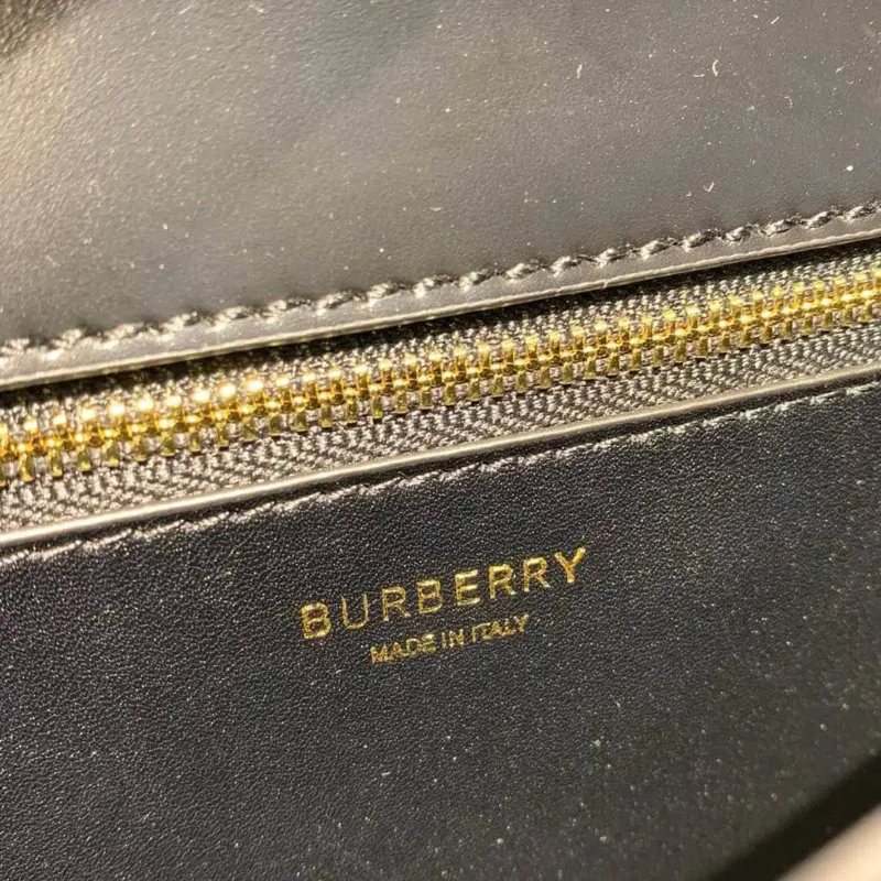 Small-Leather-Flap-Top-Bag-with-Monogram-Clasp-80103341-6.webp