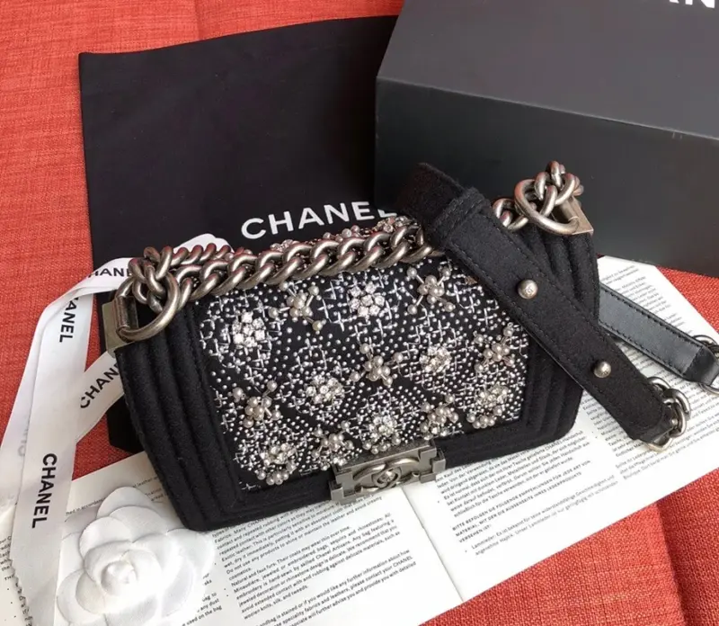 Small-Quilted-Boy-Style-Flap-Shoulder-Bag-A67085-2.webp