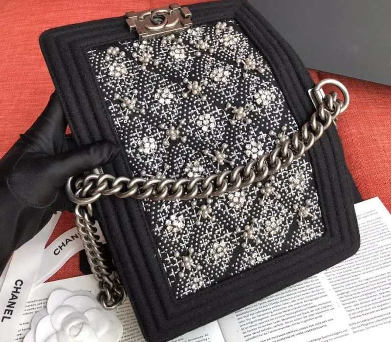 Small-Quilted-Boy-Style-Flap-Shoulder-Bag-A67085-4.webp