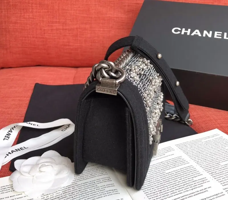 Small-Quilted-Boy-Style-Flap-Shoulder-Bag-A67085-5.webp