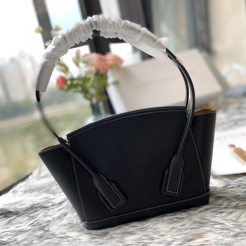 Small-Top-Handle-Tote-Bag-in-Smooth-Calfskin-580725-Black-Small-Top-Handle-Tote-Bag-in-Smooth-Calfskin-580725-Black-2.webp