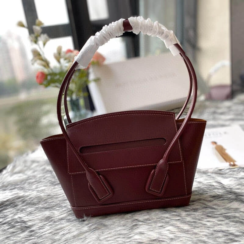 Small-Top-Handle-Tote-Bag-in-Smooth-Calfskin-580725-Bordeaux-Small-Top-Handle-Tote-Bag-in-Smooth-Calfskin-580725-Bordeaux-2.webp