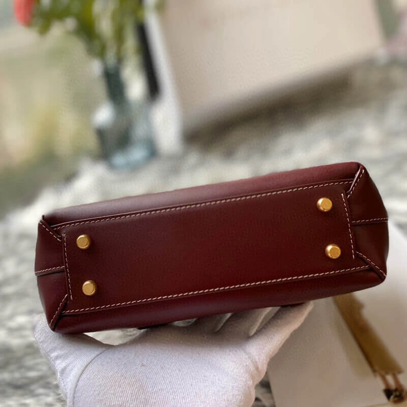 Small-Top-Handle-Tote-Bag-in-Smooth-Calfskin-580725-Bordeaux-Small-Top-Handle-Tote-Bag-in-Smooth-Calfskin-580725-Bordeaux-3.webp