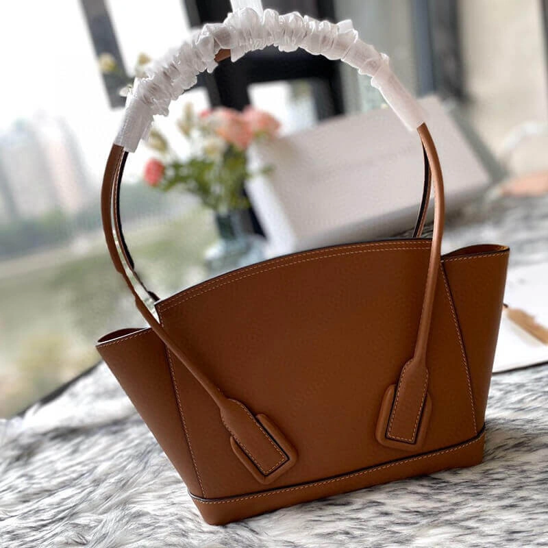 Small-Top-Handle-Tote-Bag-in-Smooth-Calfskin-580725-Caramel-Small-Top-Handle-Tote-Bag-in-Smooth-Calfskin-580725-Caramel-2.webp