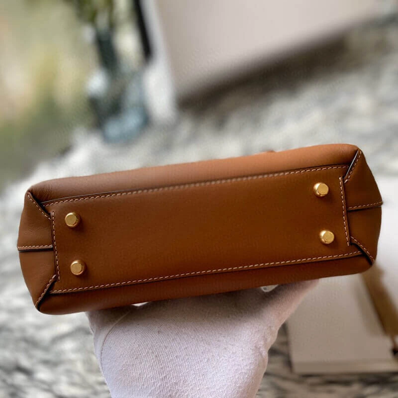 Small-Top-Handle-Tote-Bag-in-Smooth-Calfskin-580725-Caramel-Small-Top-Handle-Tote-Bag-in-Smooth-Calfskin-580725-Caramel-3.webp