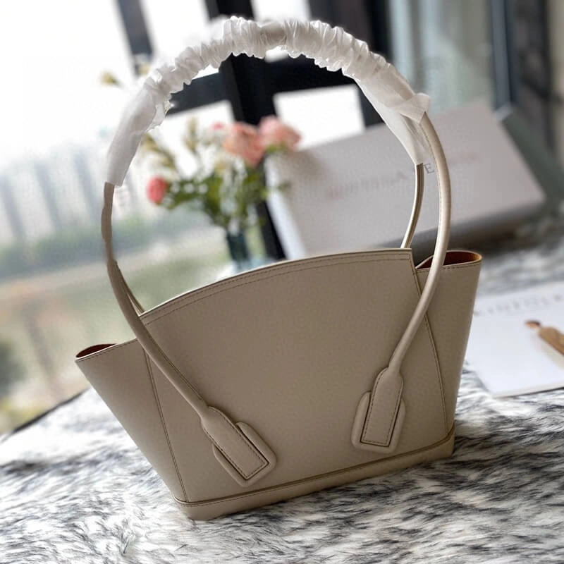 Small-Top-Handle-Tote-Bag-in-Smooth-Calfskin-580725-White-Small-Top-Handle-Tote-Bag-in-Smooth-Calfskin-580725-White-2.webp