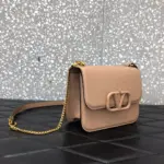 Structured-V-Accent-Small-Shiny-Calfskin-Shoulder-Bag-0021-Apricot-Structured-V-Accent-Small-Shiny-Calfskin-Shoulder-Bag-0021-Apricot-3.webp
