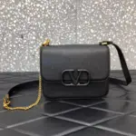 Structured-V-Accent-Small-Shiny-Calfskin-Shoulder-Bag-0021-Black-Structured-V-Accent-Small-Shiny-Calfskin-Shoulder-Bag-0021-Black-2.webp