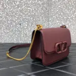 Structured-V-Accent-Small-Shiny-Calfskin-Shoulder-Bag-0021-Burgundy-Structured-V-Accent-Small-Shiny-Calfskin-Shoulder-Bag-0021-Burgundy-3.webp