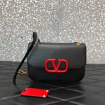 V-Lock-Signature-Smooth-Calfskin-Leather-Shoulder-Bag-0027-Black-V-Lock-Signature-Smooth-Calfskin-Leather-Shoulder-Bag-0027-Black-1.webp