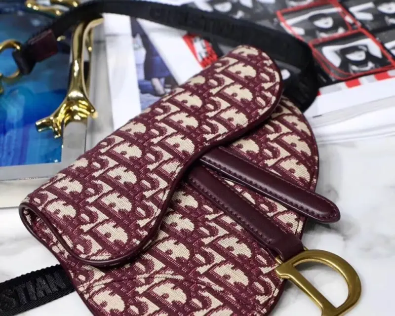 Vintage-Style-Mini-Oblique-Jacquard-Saddle-Crossbody-Bag-M0447-Burgundy-Vintage-Style-Mini-Oblique-Jacquard-Saddle-Crossbody-Bag-M0447-Burgundy-3.webp